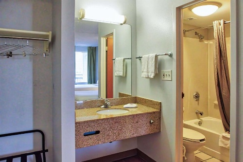 Motel 6 Buffalo Airport image 17